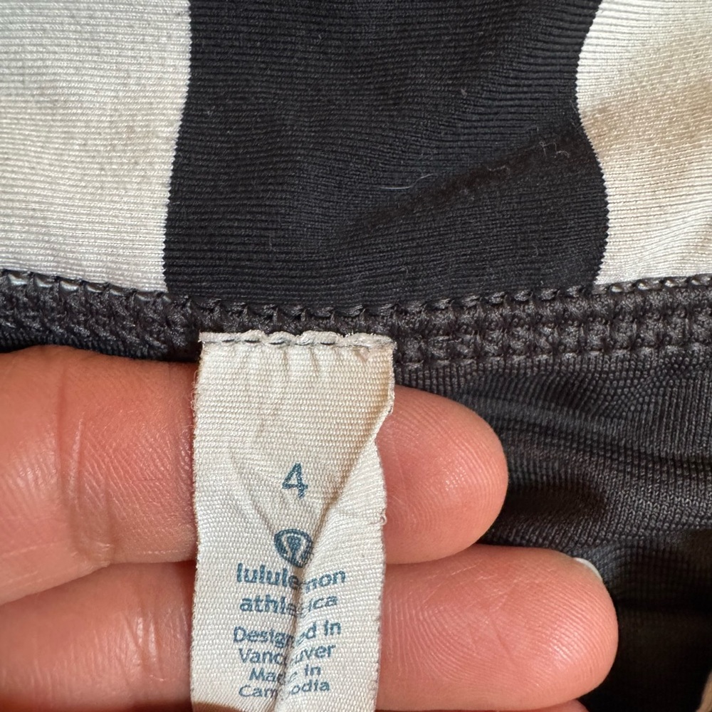 Lululemon Speed Up Shorts 2.5" inseam - Picture 4 of 4